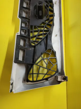 CALANDRA DELANTERA CENTRAL NISSAN TERRANO II