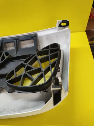 CALANDRA DELANTERA CENTRAL NISSAN TERRANO II