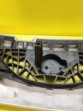 CALANDRA DELANTERA CENTRAL NISSAN TERRANO II