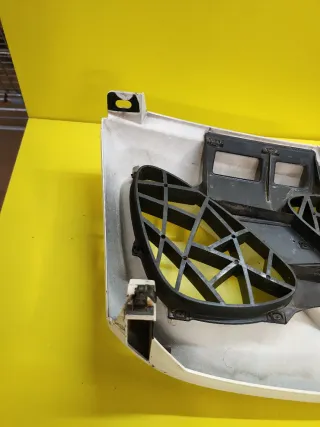 CALANDRA DELANTERA CENTRAL NISSAN TERRANO II