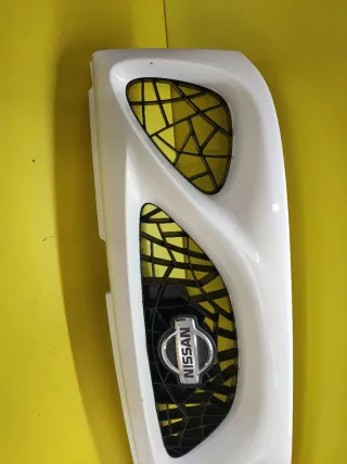 CALANDRA DELANTERA CENTRAL NISSAN TERRANO II