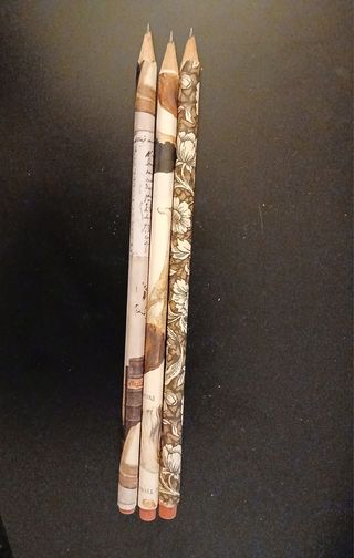 Matite in legno con carta decorata