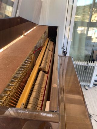 Piano vertical PETROF nogal caja alta