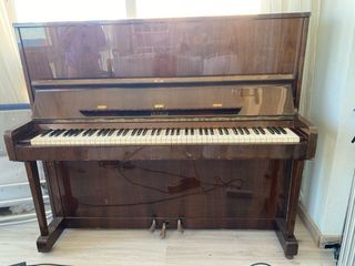 Piano vertical PETROF nogal caja alta