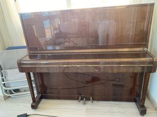 Piano vertical PETROF nogal caja alta