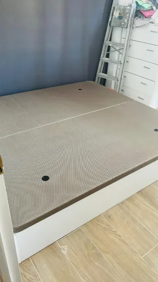 Base de cama y colchón beige/blanco