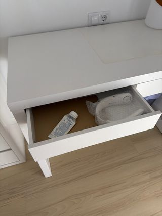 Escritorio blanco con cajones