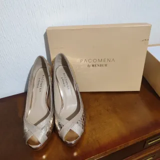 Zapatos de tacón dorados Menbur