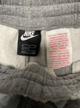Pantalón chándal Nike unisex gris. Niño/a
