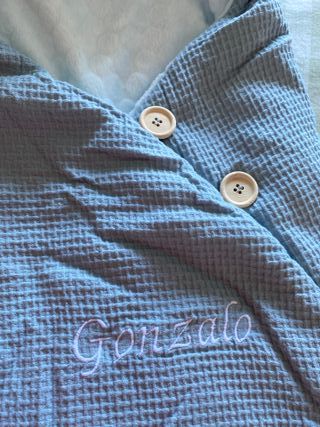 Saco bebé con bordado nombre Gonzalo.