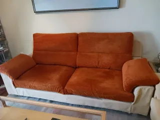 Sofá 2 plazas naranja tostado y beige crema.