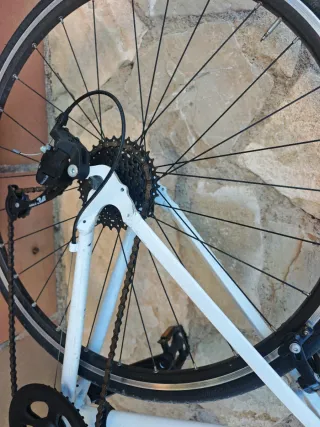 Bicicleta de carretera TRIBAN blanca