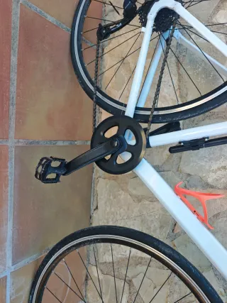 Bicicleta de carretera TRIBAN blanca