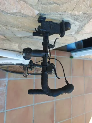 Bicicleta de carretera TRIBAN blanca