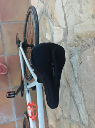 Bicicleta de carretera TRIBAN blanca