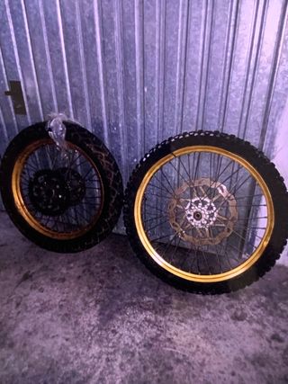 Ruedas de moto con llanta