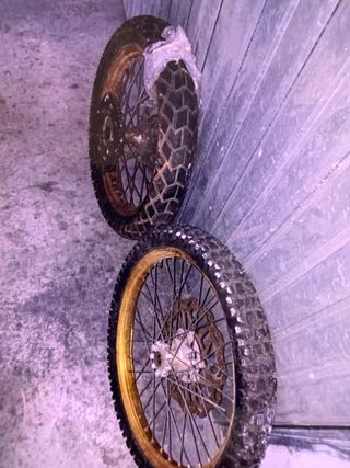 Ruedas de moto con llanta