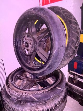 Ruedas de moto con llanta