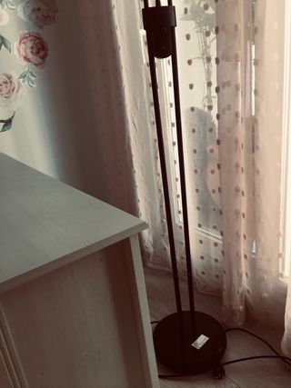 Lámpara de pie moderna negra