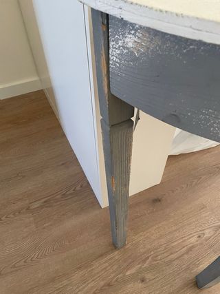 Consola de madera decapada gris y blanca