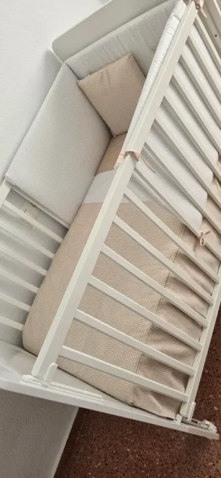 Cuna sin estrenar con chichonera, colcha y colchón