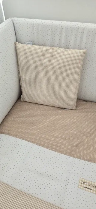 Cuna sin estrenar con chichonera, colcha y colchón