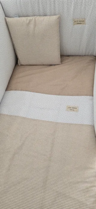 Cuna sin estrenar con chichonera, colcha y colchón