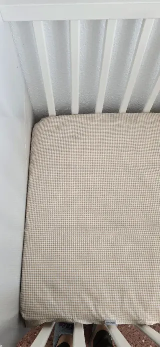 Cuna sin estrenar con chichonera, colcha y colchón