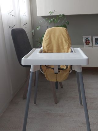 Trona Ikea con funda amarilla