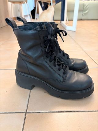 Botines Milah negros con cordones