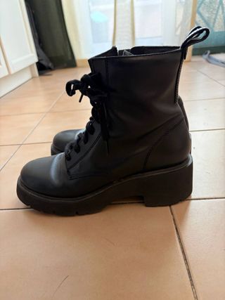 Botines Milah negros con cordones