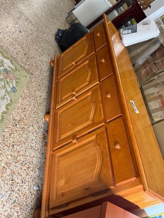 Mueble de pino con puertas y cajones