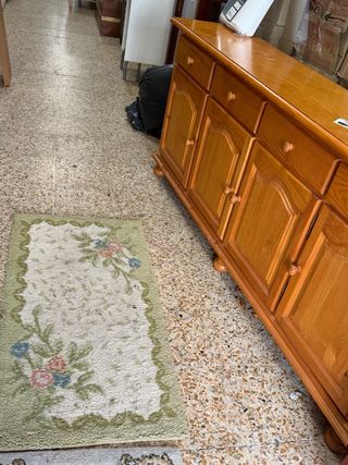 Mueble de pino con puertas y cajones