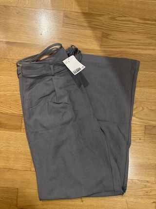 Pantalón H&M gris con cinturón