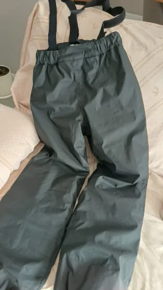 Pantaloni sci ragazzo con bretelle.