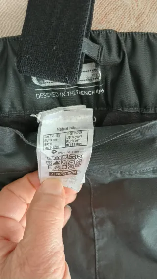 Pantaloni sci ragazzo con bretelle.