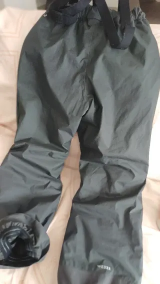 Pantaloni sci ragazzo con bretelle.