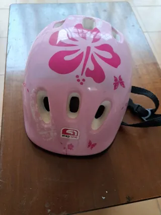 Casco infantil rosa con flores