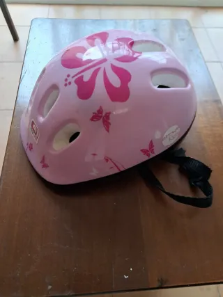 Casco infantil rosa con flores