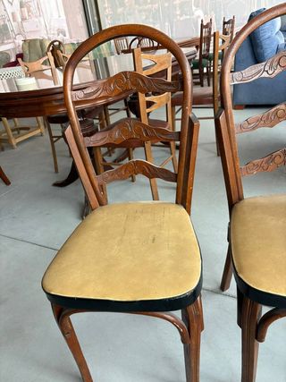 2 SILLAS DE MADERA