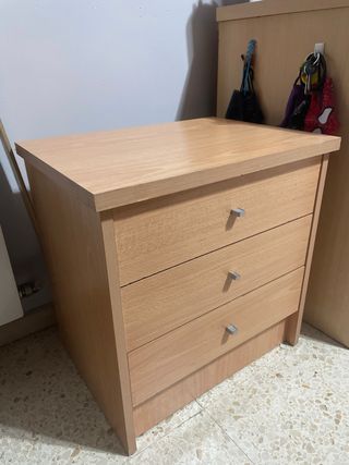 Mesita de noche de madera