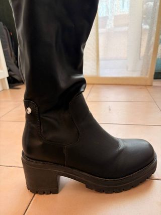 Botas altas Xti tacón y plataforma negras