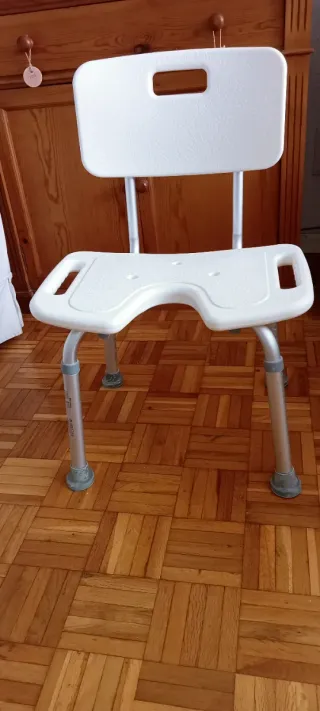 Silla de ducha ortopédica Mobiclinic Con respaldo.