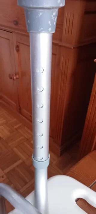 Silla de ducha ortopédica Mobiclinic Con respaldo.