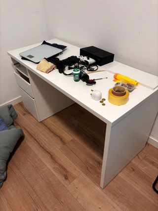 Scrivania bianca con cassetti