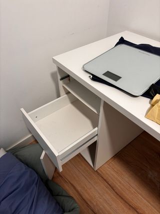 Scrivania bianca con cassetti
