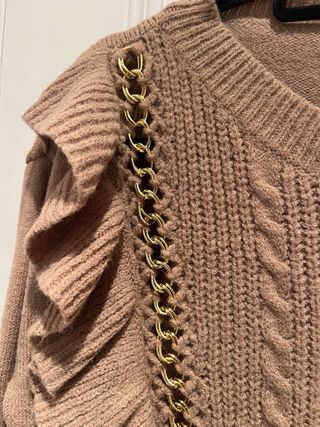 Jersey marrón con detalle de cadena