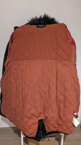 Abrigo Khujo con capucha extraíble