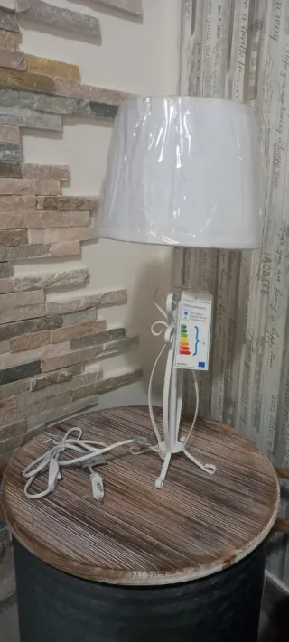 Lampada da tavolo in metallo