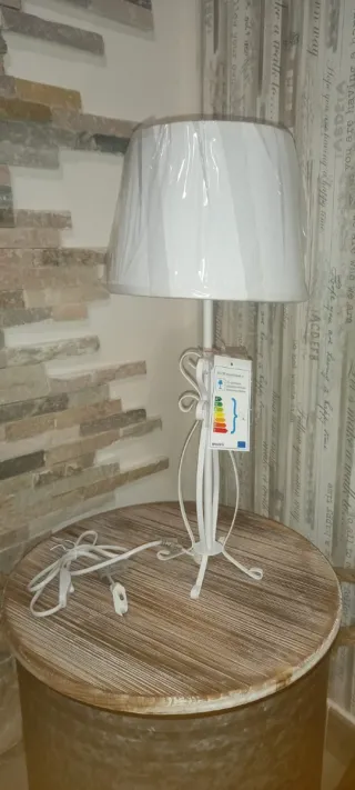 Lampada da tavolo in metallo